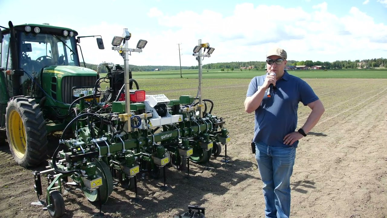 Työnäytös Garfordin RoboCrop-haralla