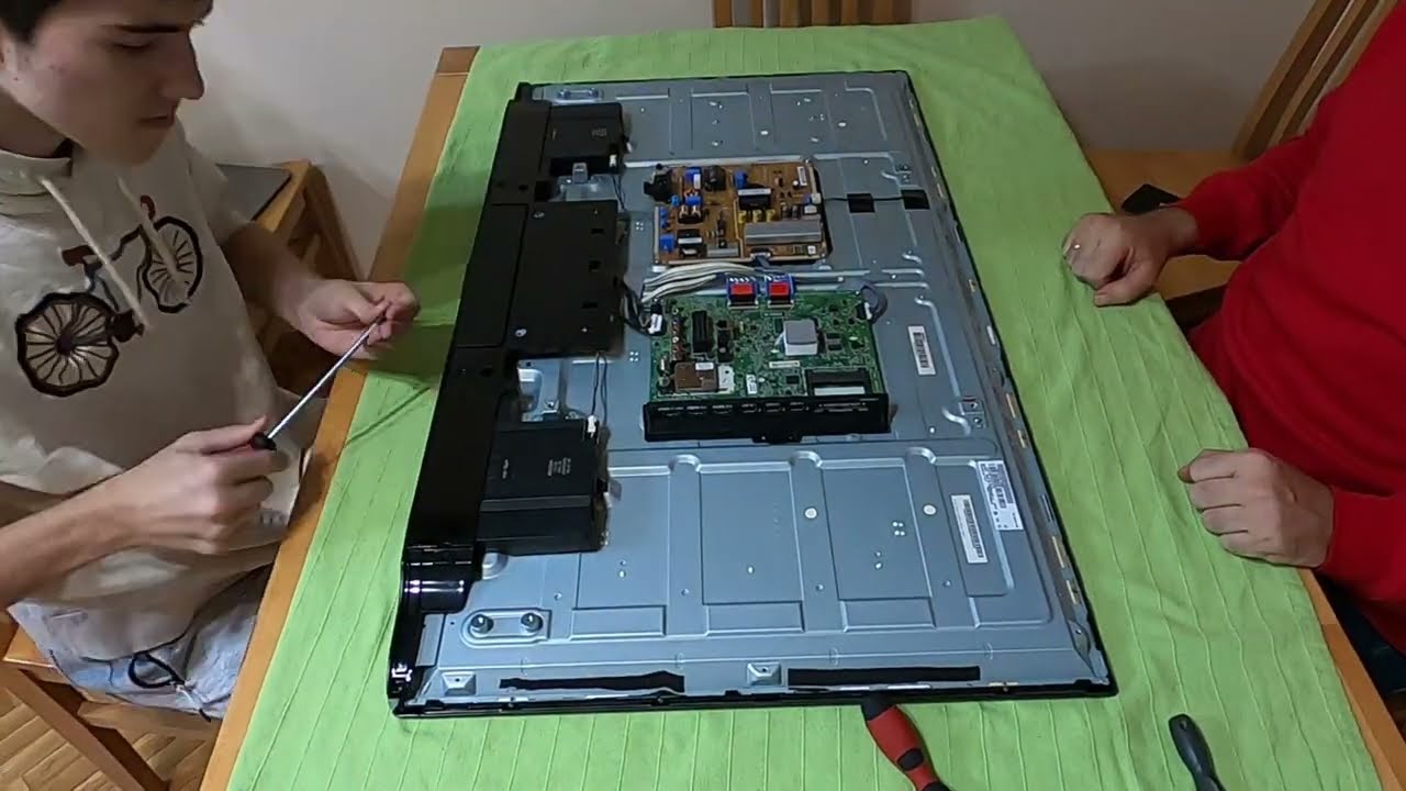 Zamena LED trake na TV-u | Timelapse