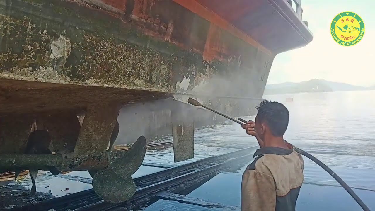 Kapal KN SAR Kresna Docking