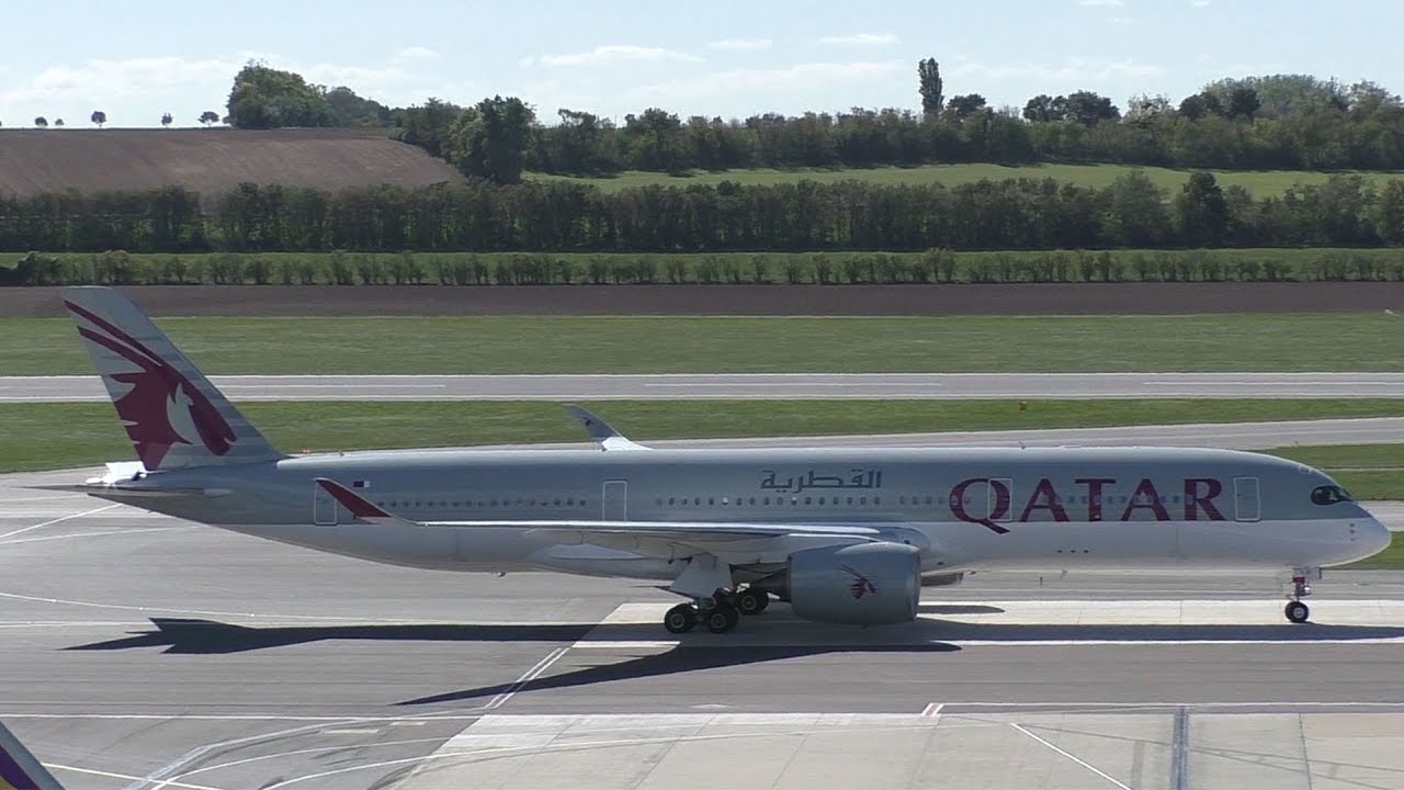 Qatar Airways Airbus A350 landing at Vienna Airport | A7-ALH