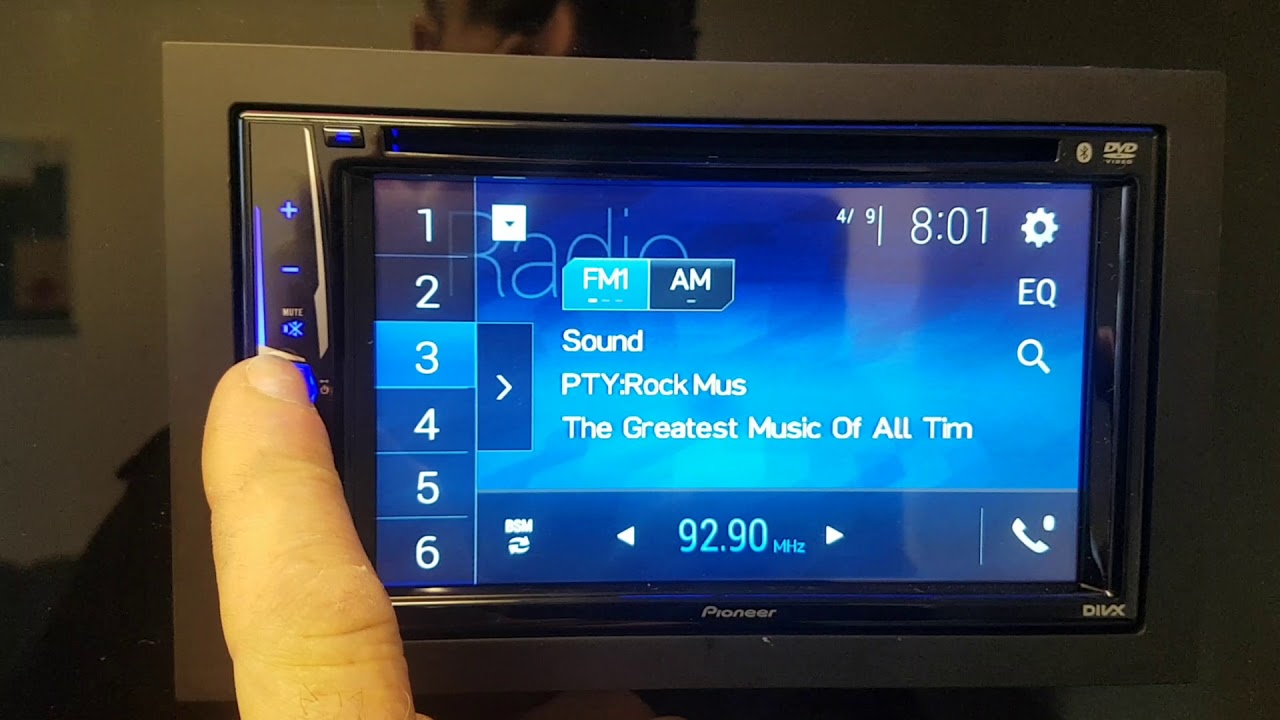 Управление на рулевом колесе Pioneer.