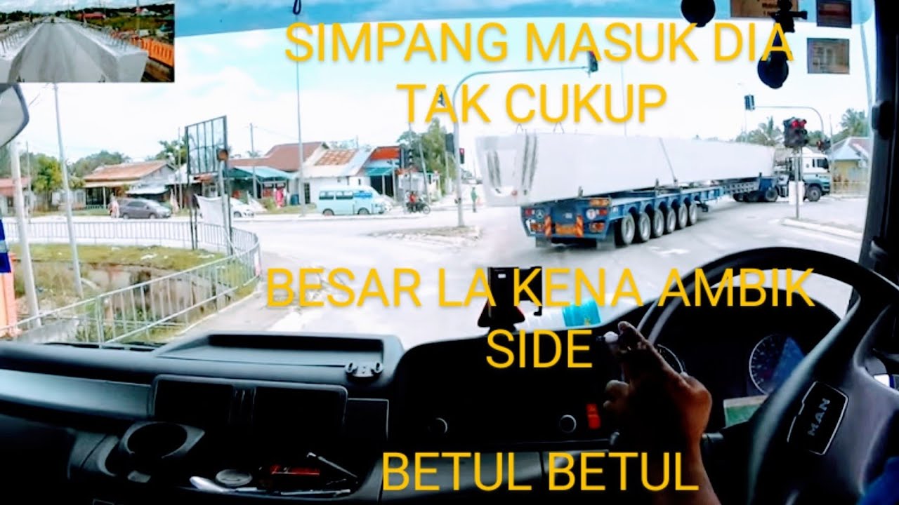 TRAILER BERMUATAN PANJANG SANGKUT KETIKA MASUK  SIMPANG