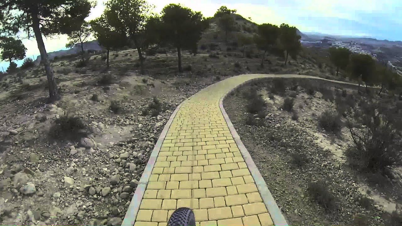 Subida y descenso Scalextric en Ulea MTB BT BTT adoquines