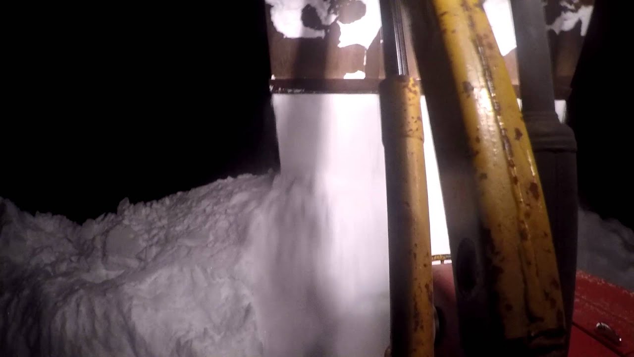 MF 135 skottar snö