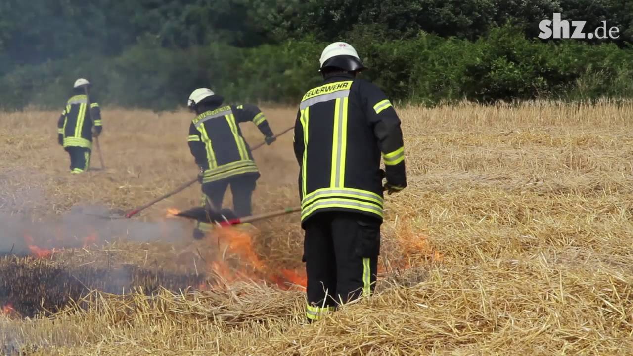 Mähdrescher fängt Feuer - Stoppelfeld brennt ab