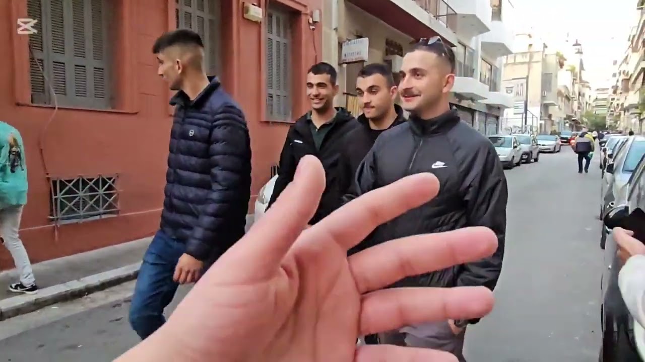 ماهي قصة بيوت اللمبات في اليونان؟