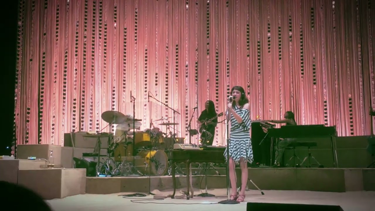 clairo at the stanford ampitheater october 6 24' (full set 4k) 𝄞⭒♬ ﾟ.