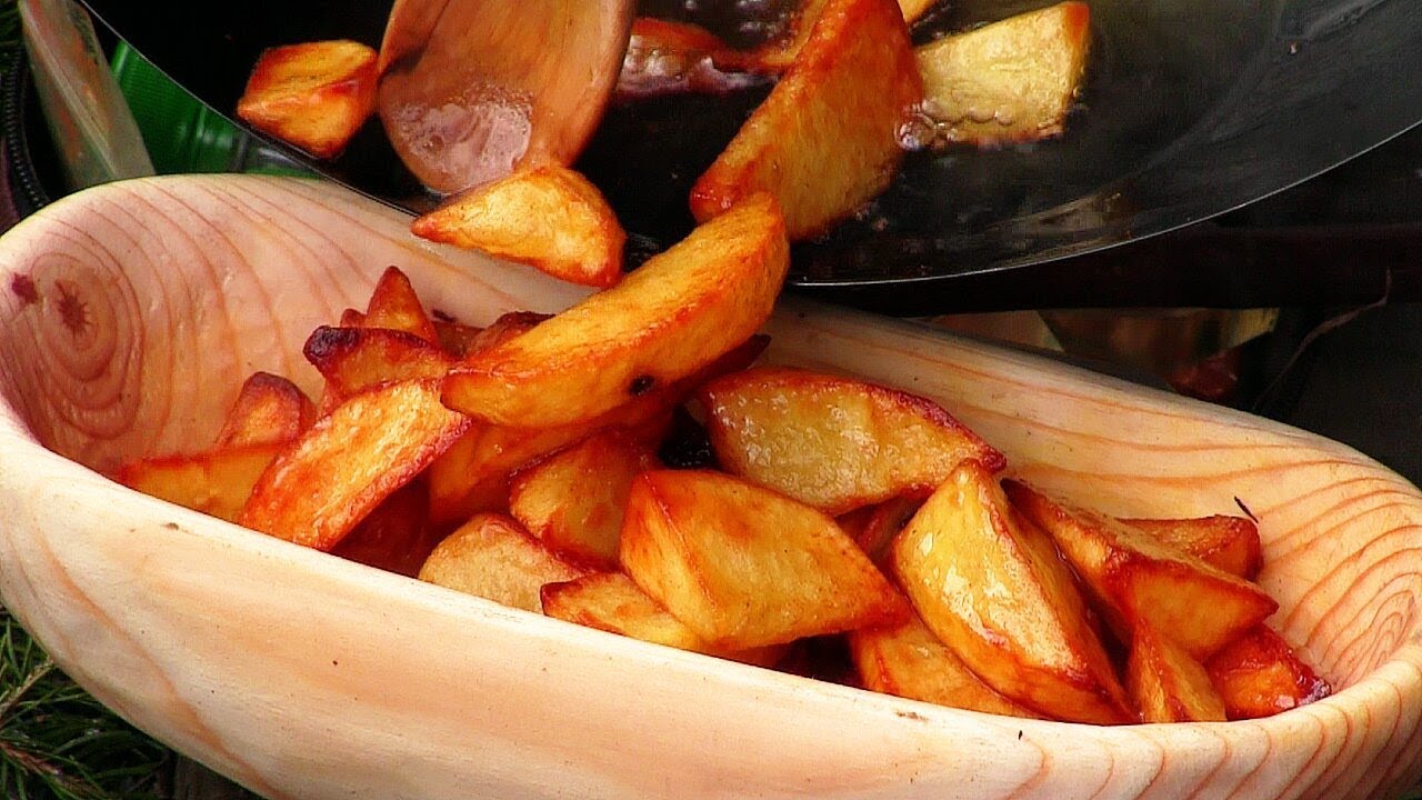 Waldküche - Frittierte Kartoffeln mit Chorizo Wurst und Paprika
