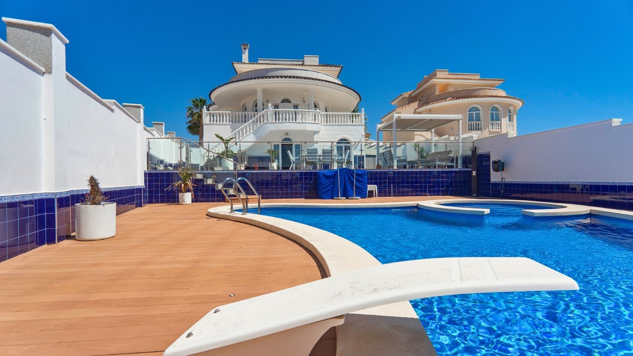 Stunning 6-Bed Detached Villa in Ciudad Quesada with Uninterrupted Salt Lake Views for €1,100,000