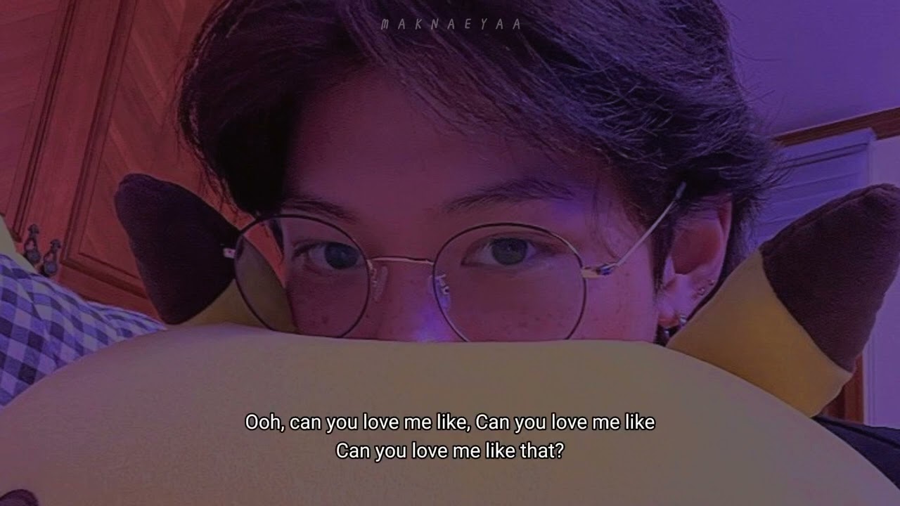 felix singing to Love me like that