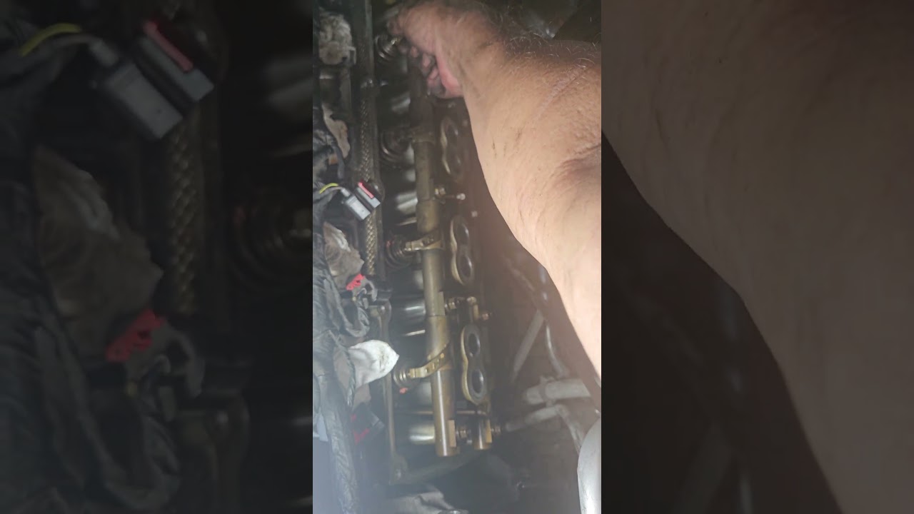 2015 Ram 5.7 Hemi Driver side Checking Rocker Arm Play