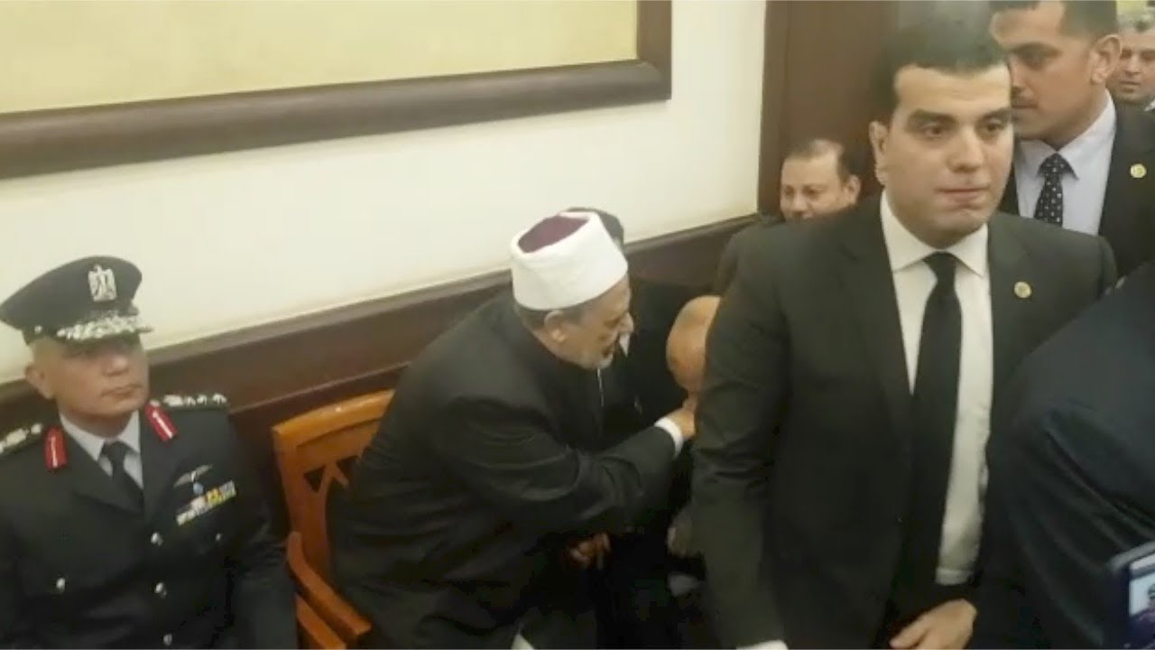 مواطنون يقبلون يد شيخ الأزهر ورأسه أثناء تقديم العزاء في مبارك