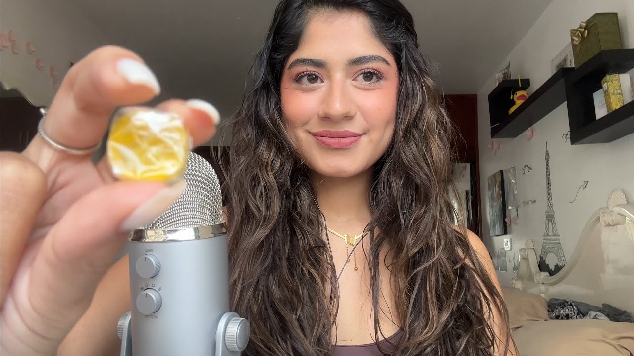 ASMR - Divagando y susurrando (Comiendo dulce/mic scratching)