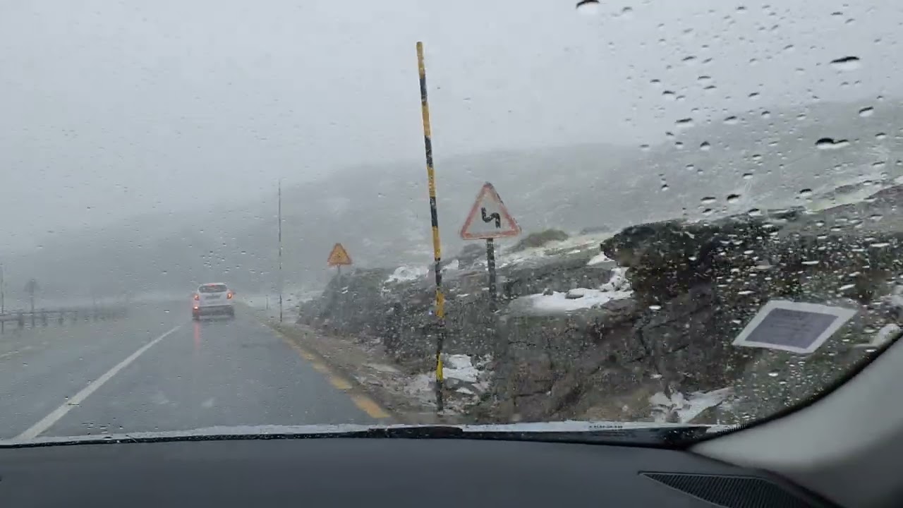 Neve no caminho para a Torre na Serra da Estrela