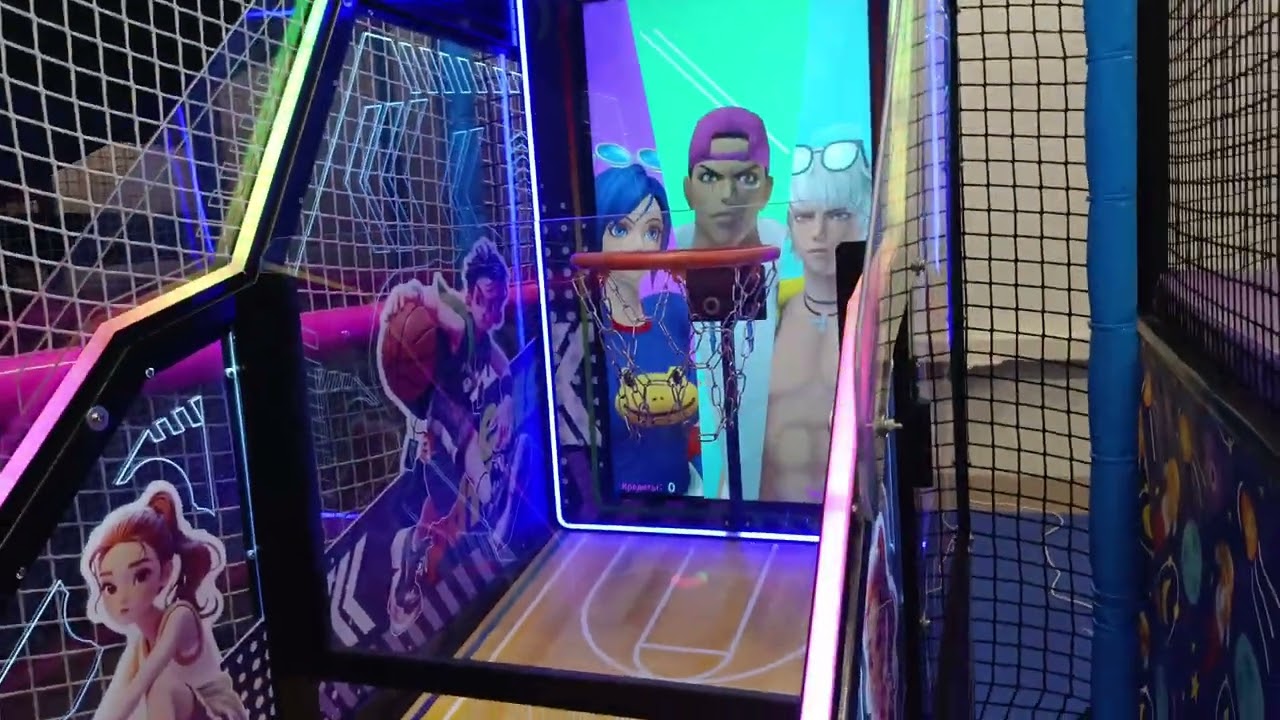 Играет бабушка