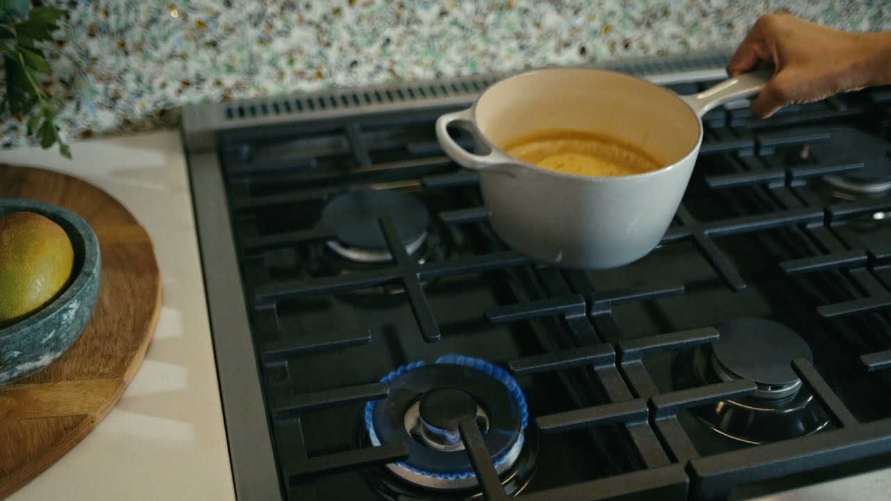 Caf&eacute; Commercial Style Range with Multi-Ring Burner