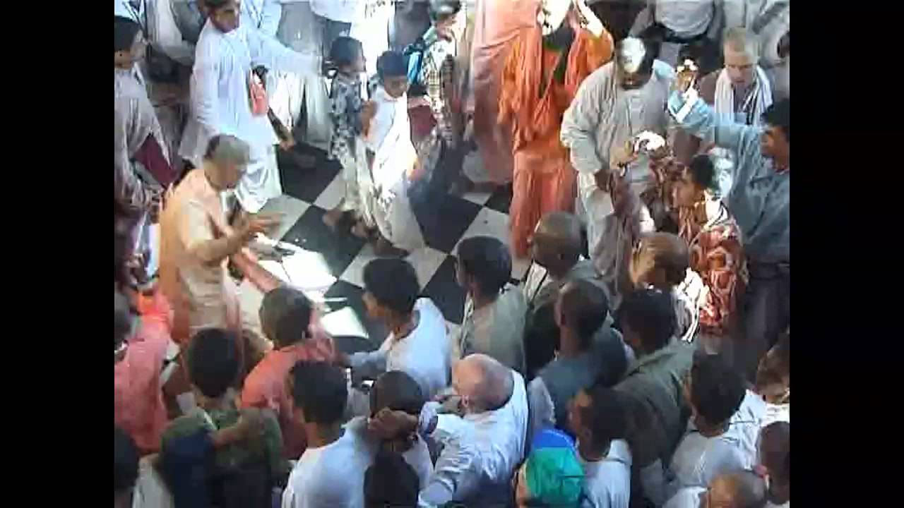 Ecstatic kirtan & Dance by HH Radhanath Swami at Sreeji Temple (Vrindavan Yatra 2004)