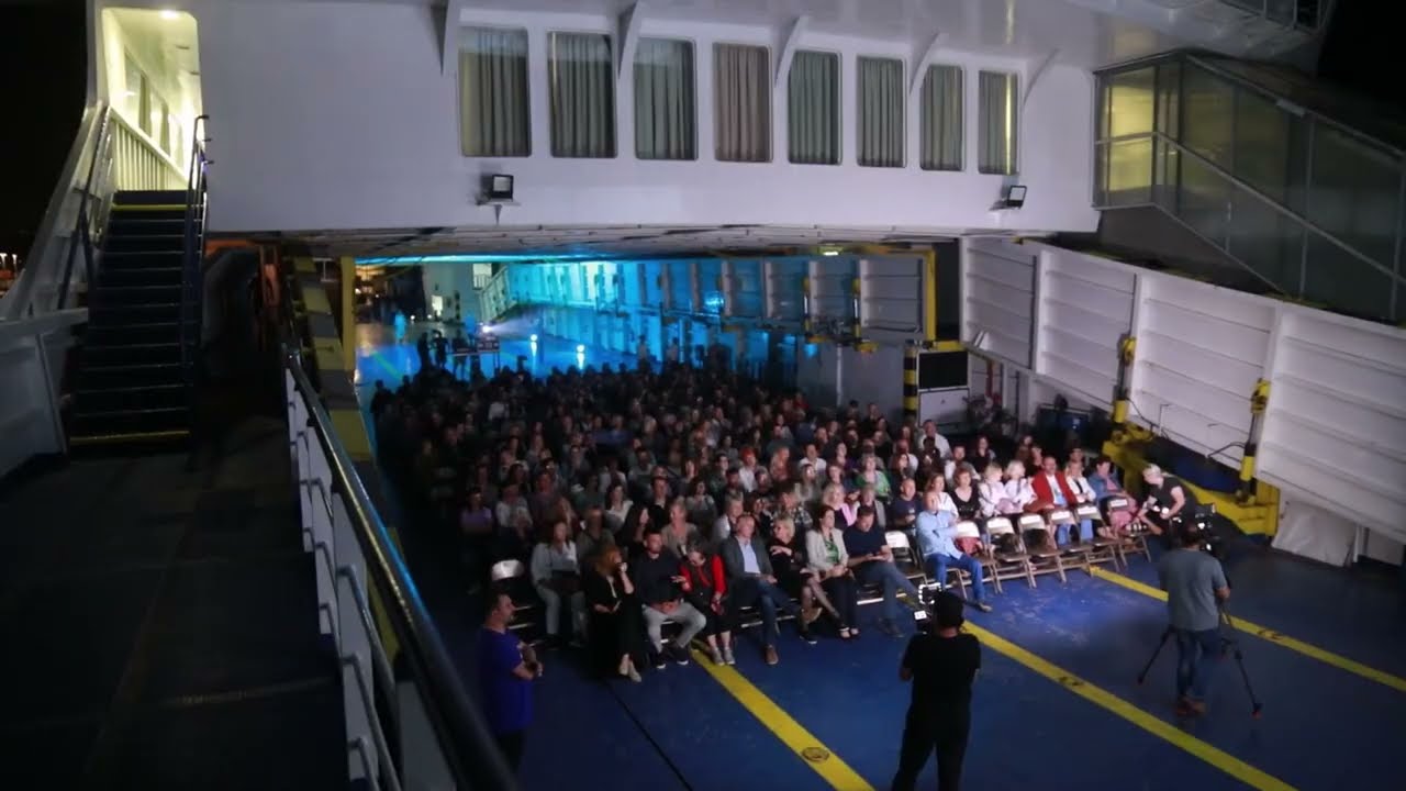 Projekcija filma Od petka do petka na trajektu Tin Ujević
