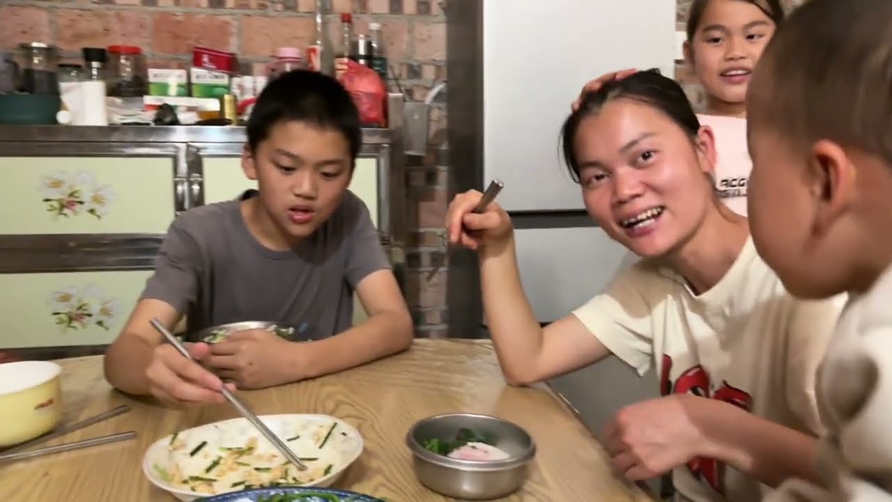 宝妈去镇上购置米糠，回来煮了豆腐猪肉和苋菜给4个娃吃【一帆妈妈】