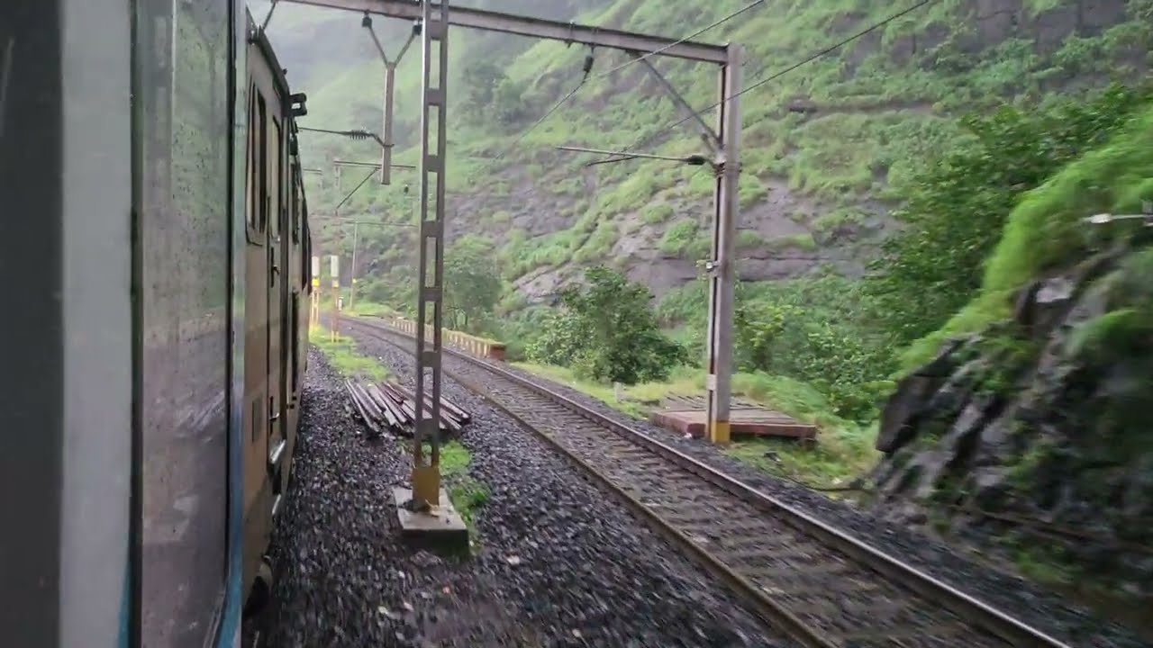 Karjat to khandala monsoon train journey || bhor ghat || 12125 pragati exp || vistadome behind wap7