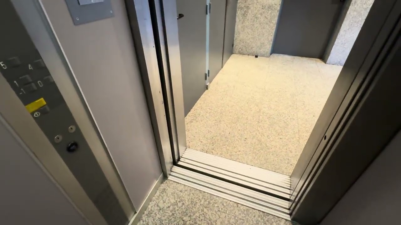 Strange modded Schindler S-Series elevator @Villeurbanne, France