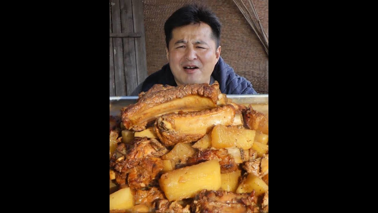 拔一根大水萝卜，剁一扇排骨，做个水萝卜炖排骨，饱满多汁，真香 #三农美食 #户外美食 #农村美食 #乡村美食