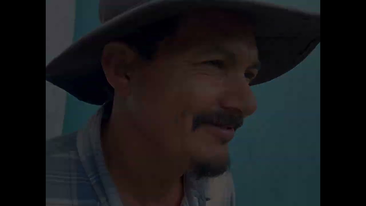 Campesino presta terreno esteril a pastor solo para burlarse de él!😱