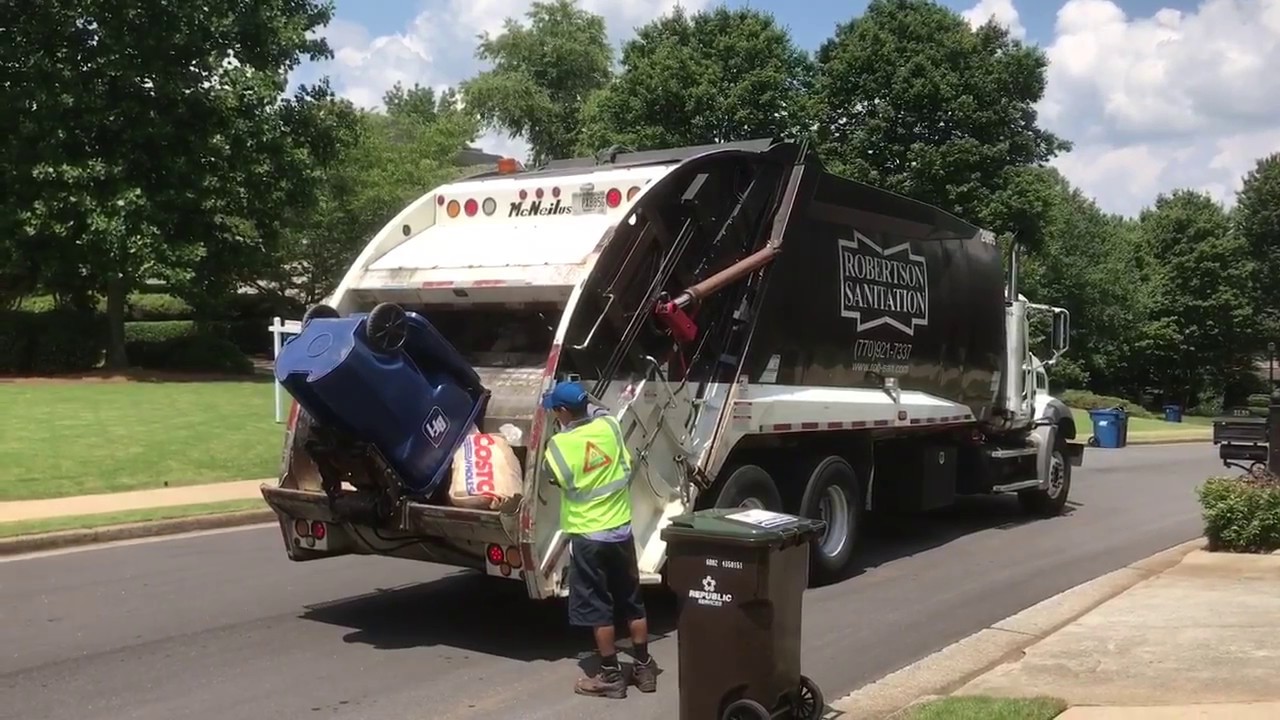 The baddest rear load Garbage Truck around: A roaring Mack Granite McNeilus rear loader