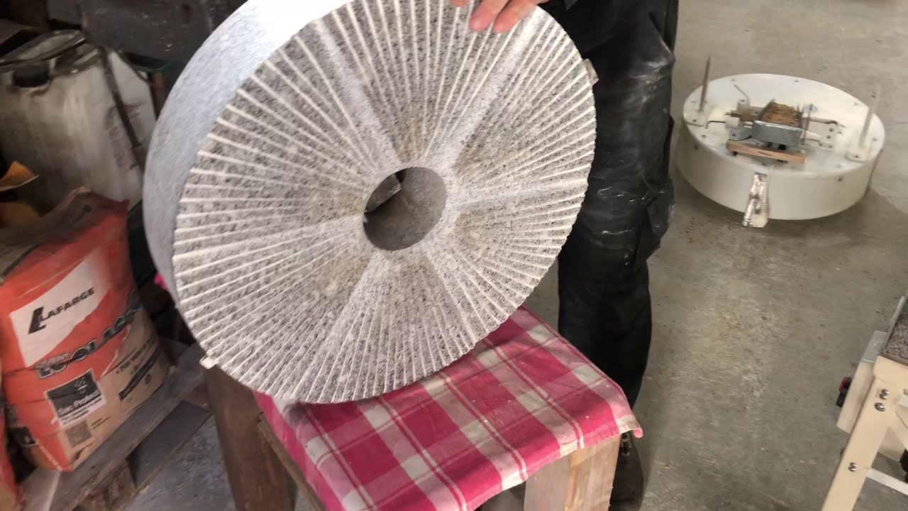 Démontage d'un moulin astrié à meule de granite, fabrication Le Masson