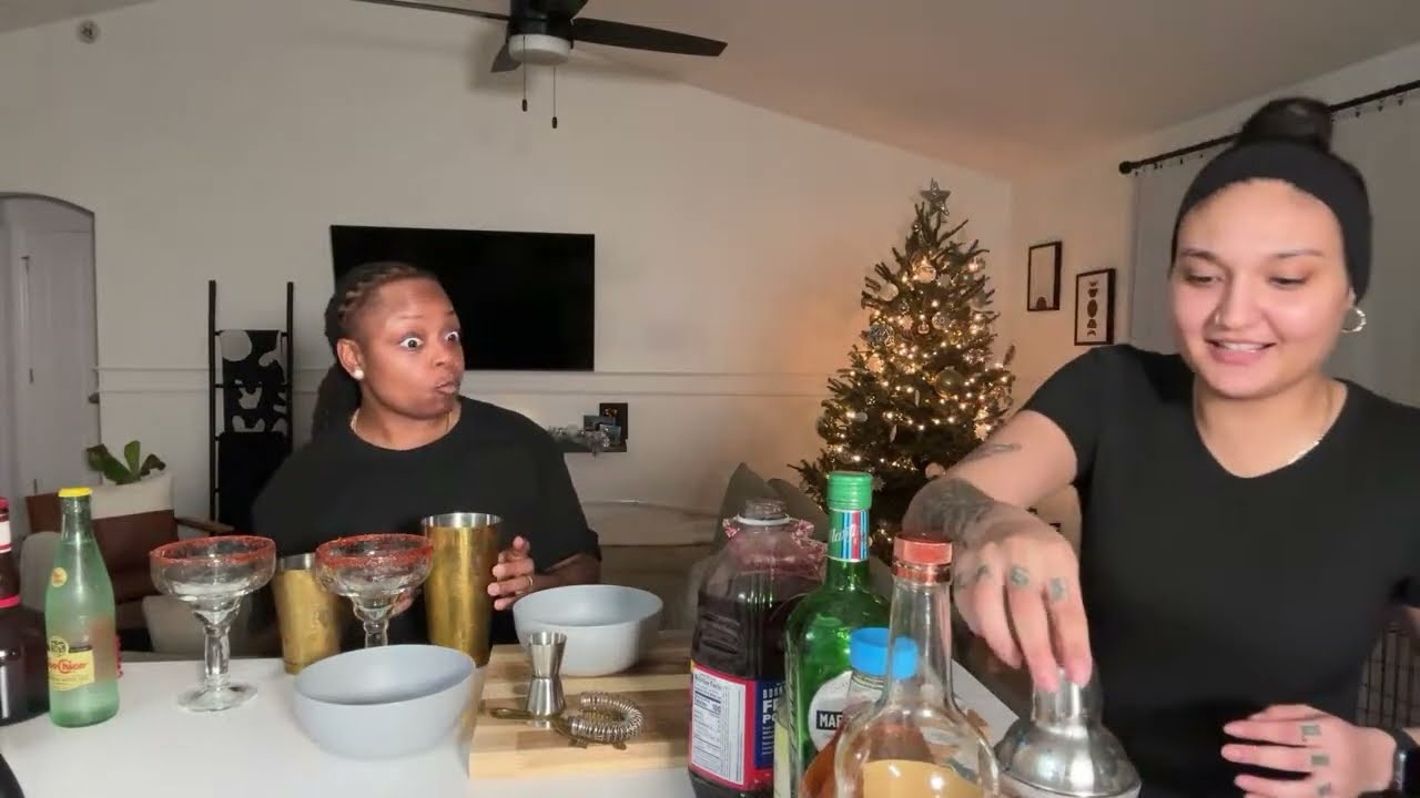 Make Christmas Drinks With Us! 🍸| VLOGMAS Day 23