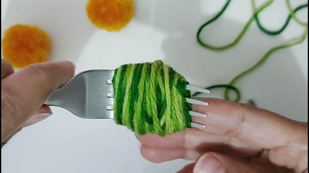 Como fazer pompom com garfo/ Pompom rápido e fácil