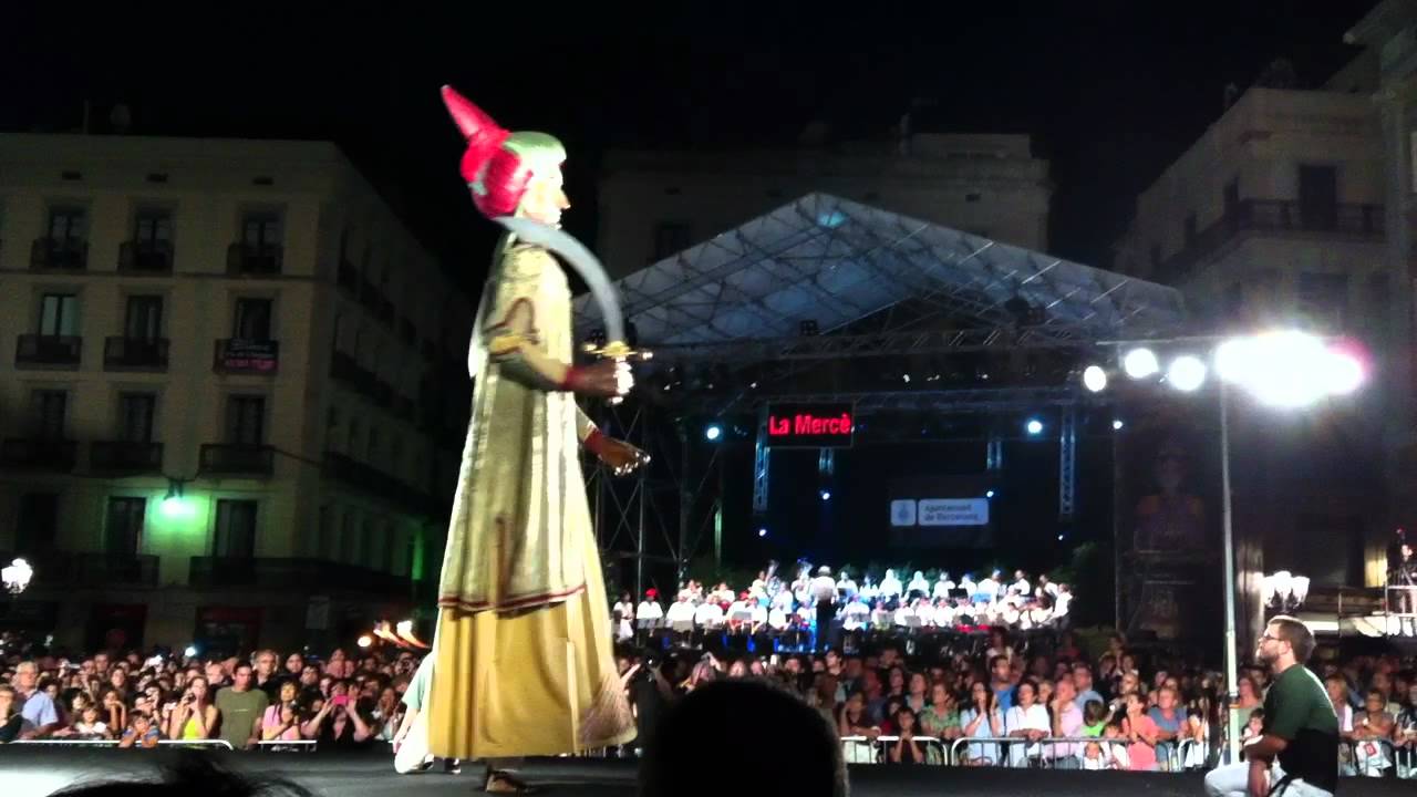 Gegants del Pi ballant al Toc de Inici de la Mercè '11