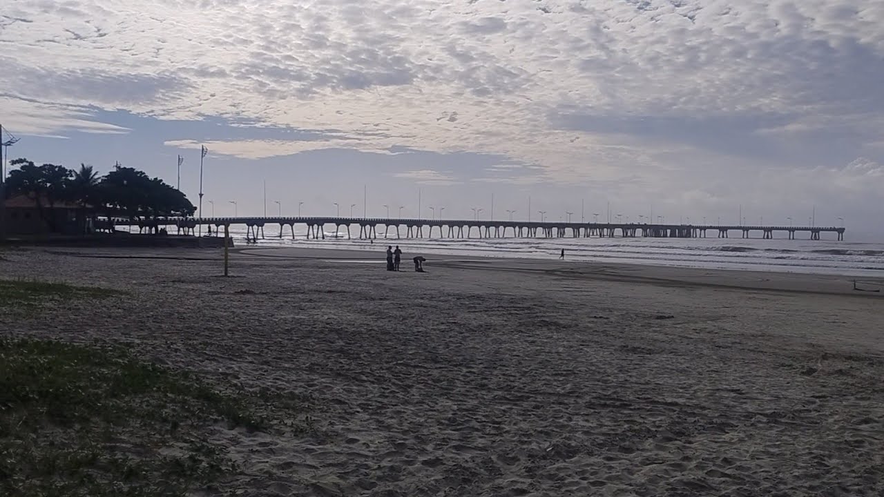 🎭☀️ Carnaval em Mongaguá começa com praia limpa e visual incrível na Plataforma de Pesca! 15/2/26