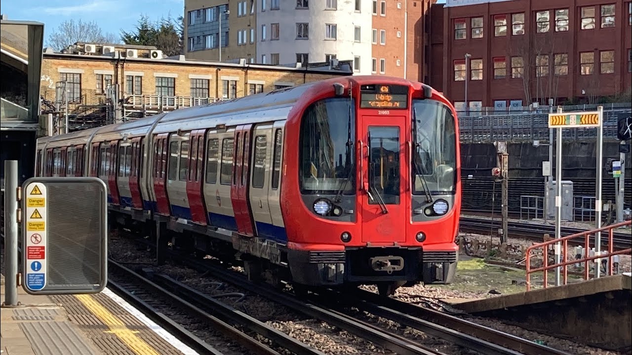 London Underground Trains at Finchley Road (1/2/23)