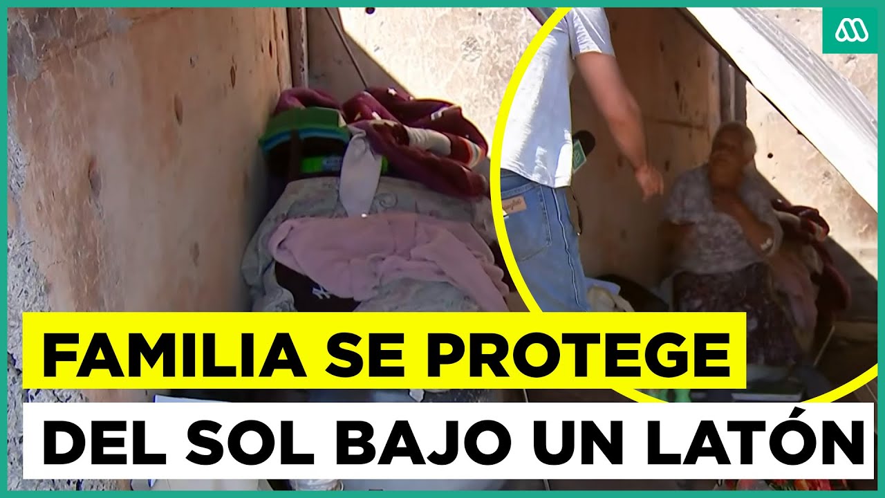 Familia se protege del sol bajo un techo de latón