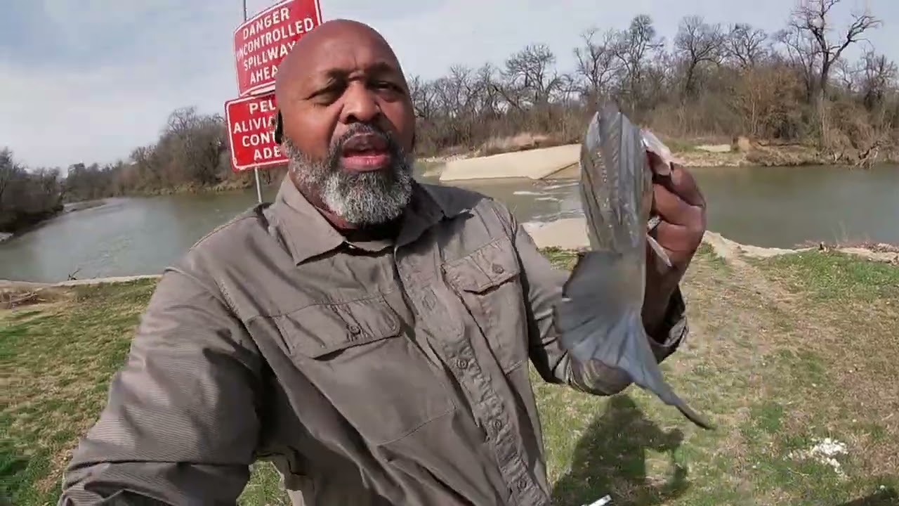 Ловля песчаного окуня (или белого окуня) на водосбросе. Лучшее видео с розыгрышем техники ловли! ...
