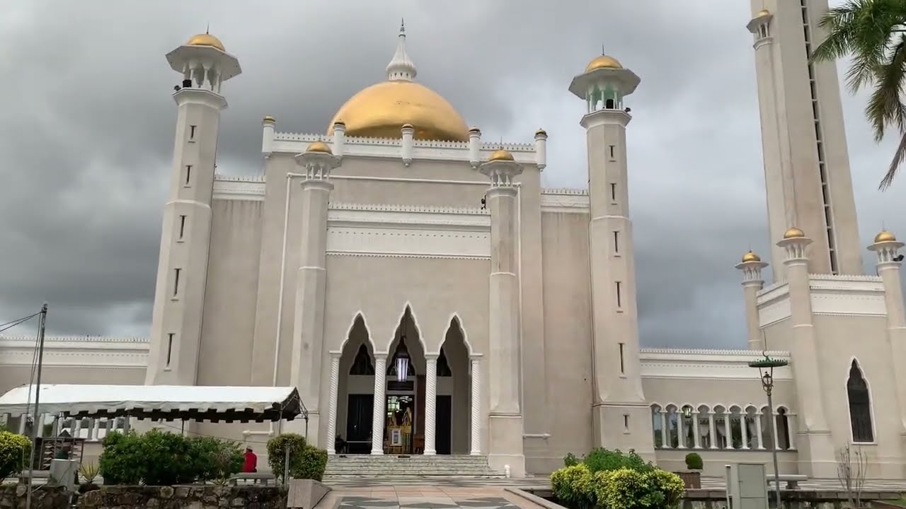 Majestic Omar Ali Saifuddin Mosque of Brunei Darussalam | Masjid Tour