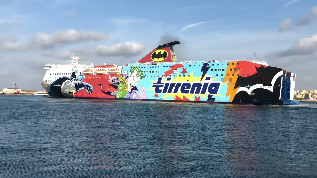 tirrenia sharden attracco al porto, vecchio di porto torres sardegna agosto 2018