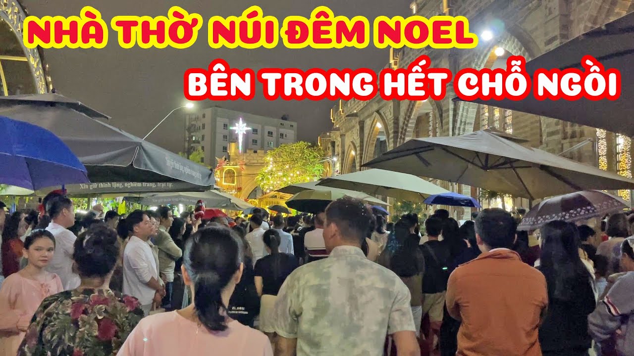 ĐÊM NOEL NHA TRANG TRỜI MƯA - NHÀ THỜ NÚI RẤT ĐÔNG GIÁO DÂN ĐI LÀM LỄ BÊN TRONG NHÀ THỜ HẾT CHỖ NGỒI