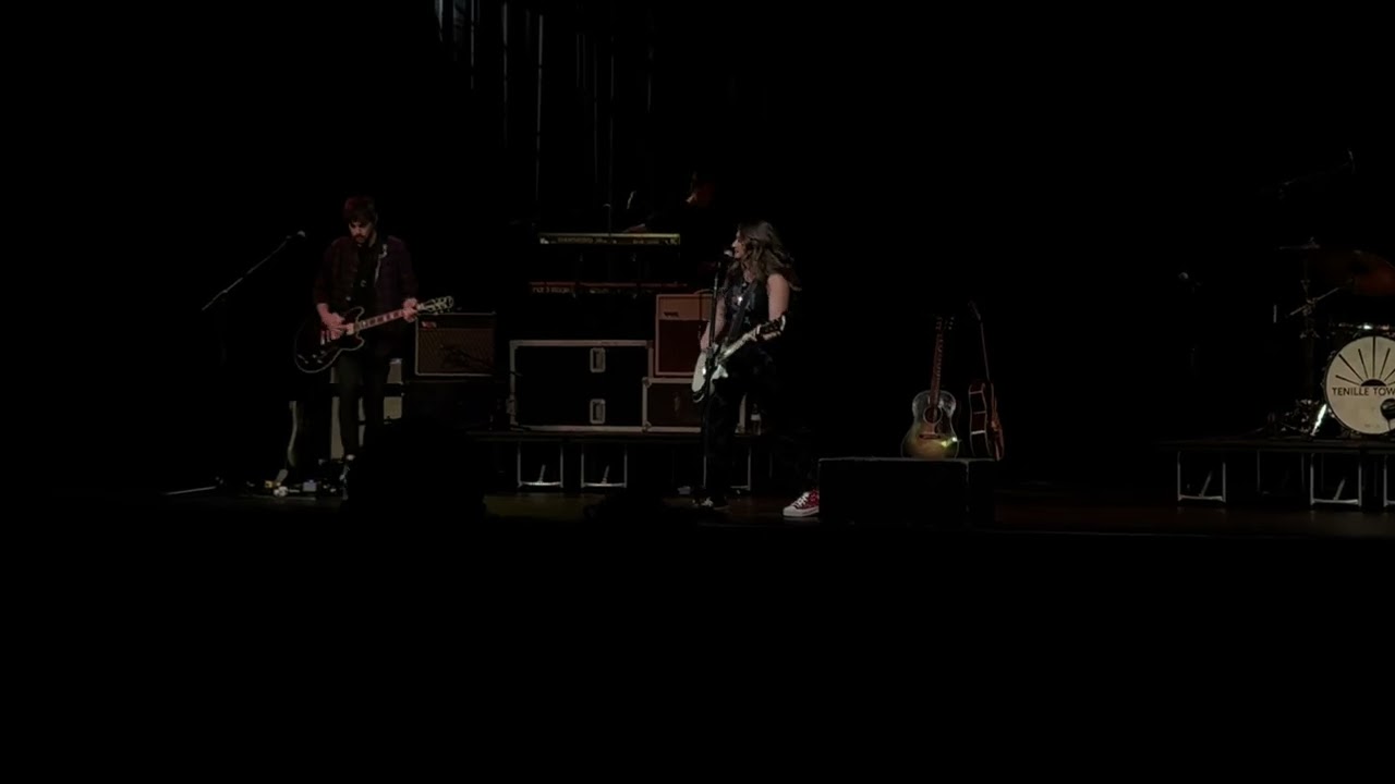 Tenille Townes - Holding Out for the One Live in Red Deer
