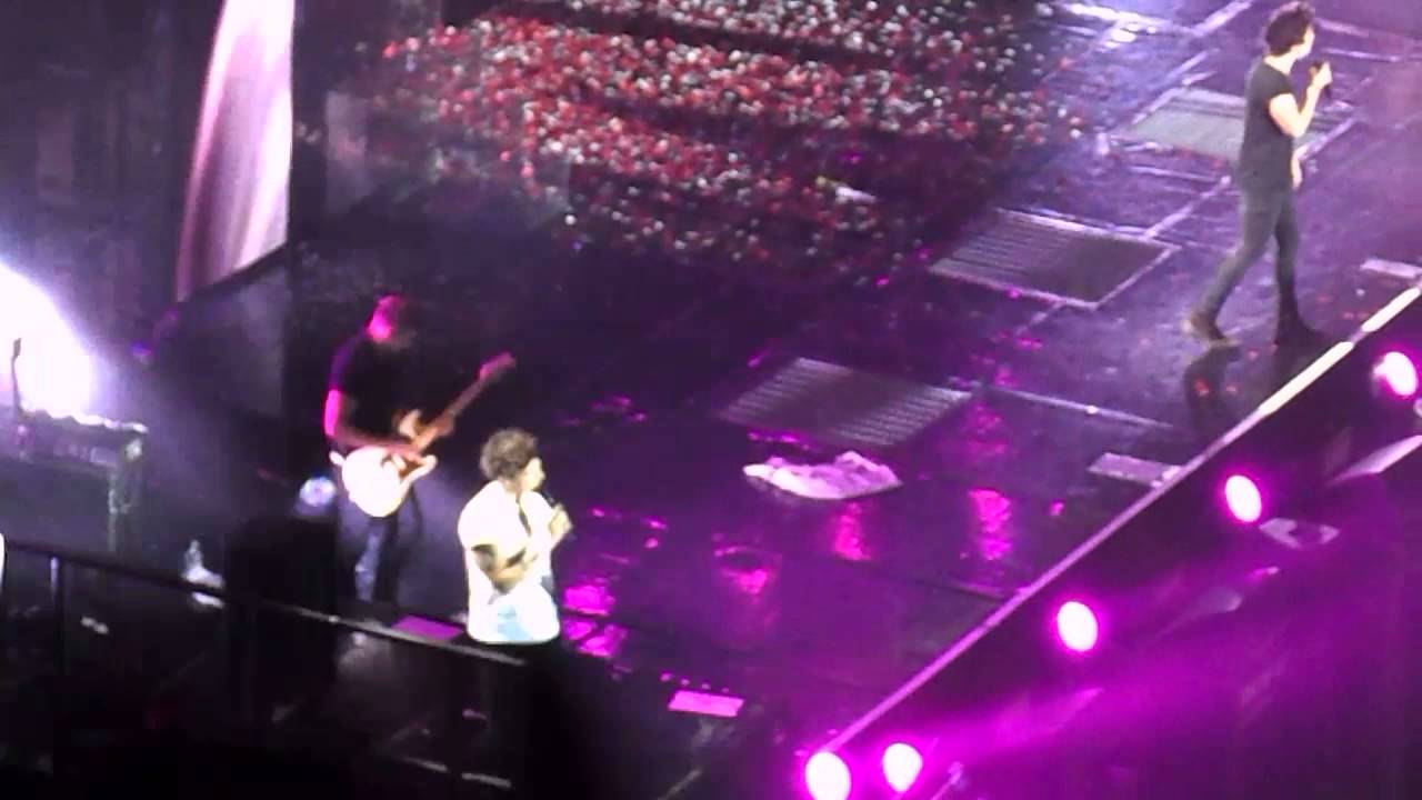 One Direction - Live While We're Young @ Mediolanum Forum, Milan.