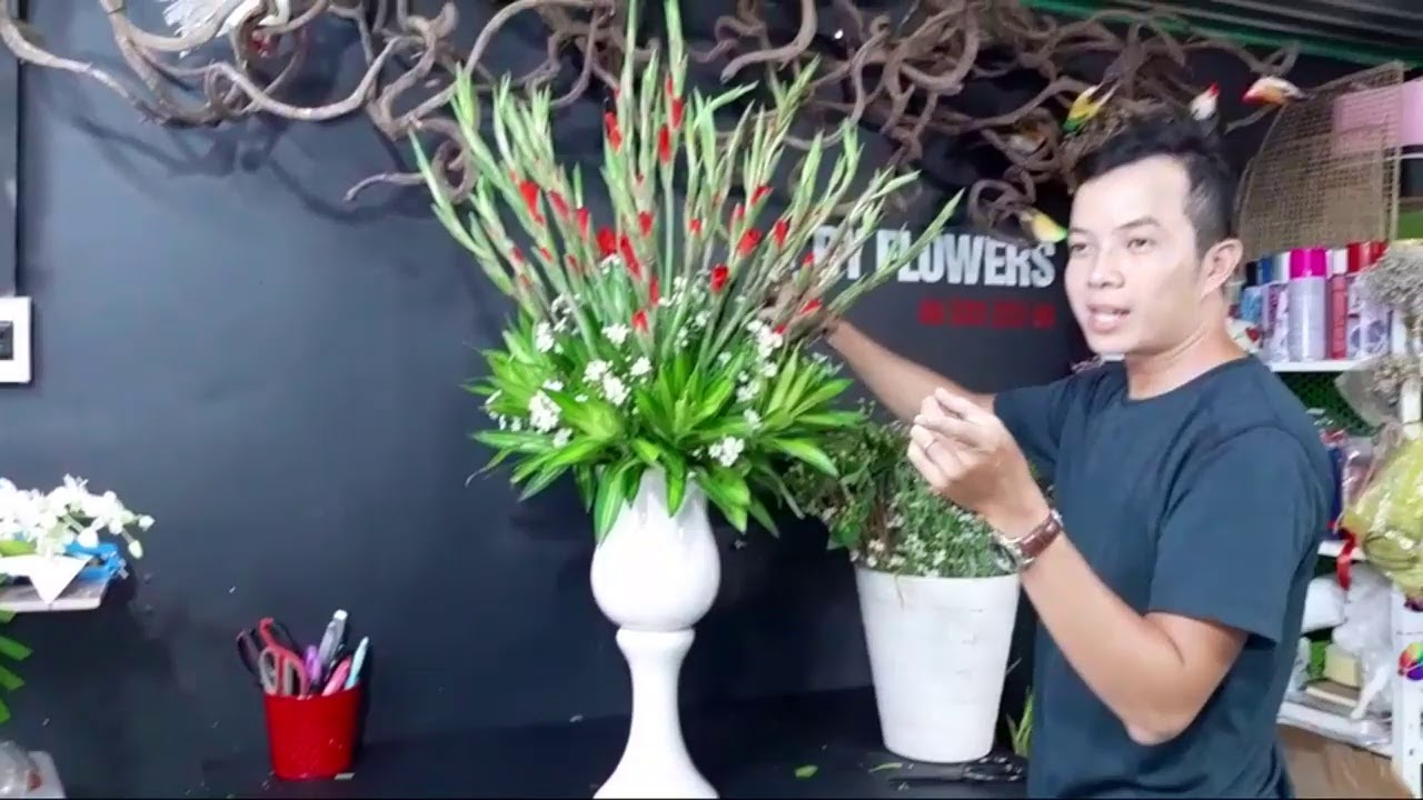 Cắm Bình Hoa Lay Ơn Đỏ Sang Trọng Dễ Cắm