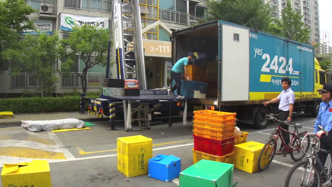 Moving house (apartment) in Korea using a crane