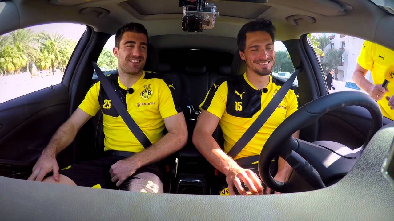 Mats Hummels und Papa Sokratis in der Opel Astra Challenge