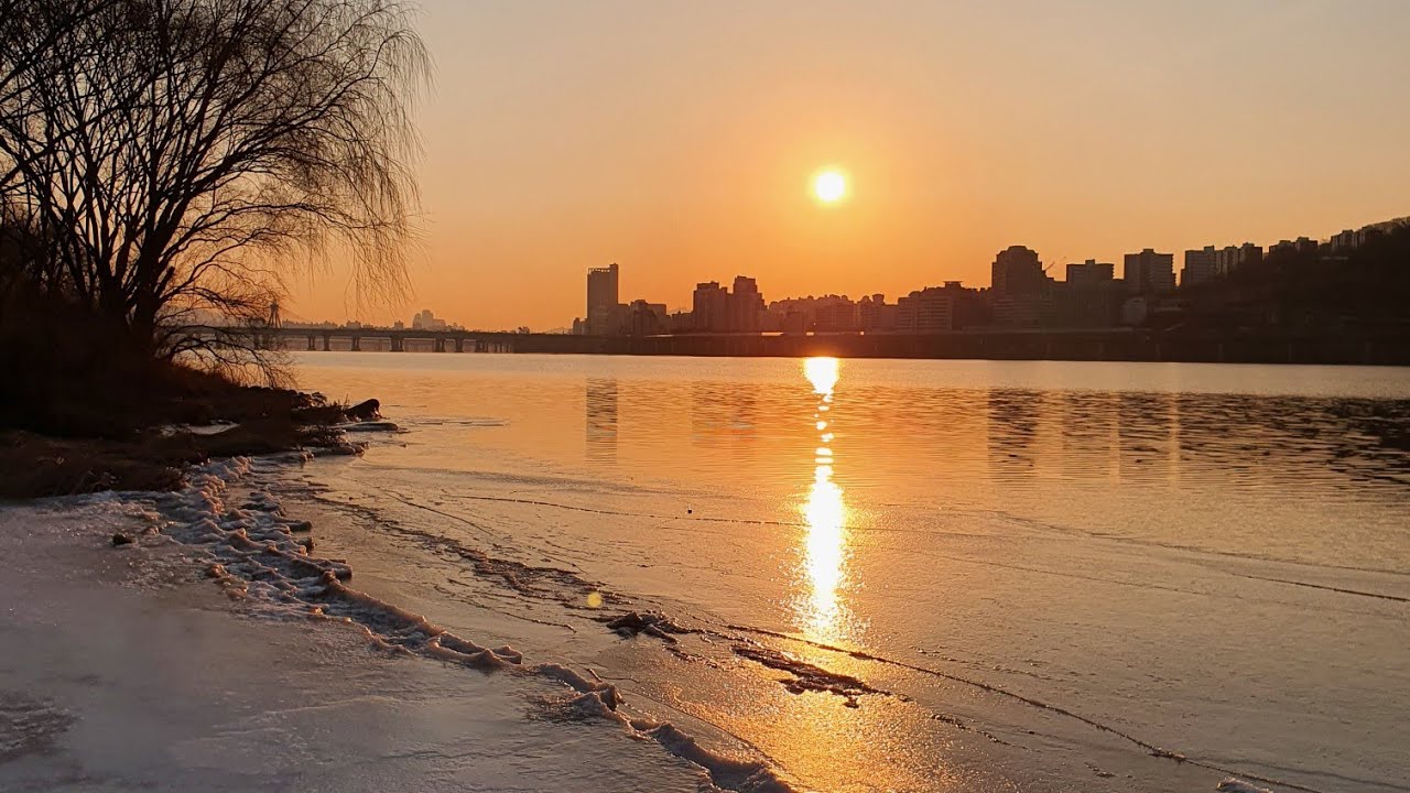 Winter in Seoul. Han River Walk. City Sounds. ASMR