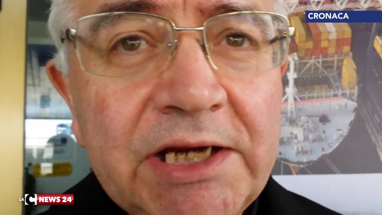 Vescovo costretto a barricarsi in chiesa