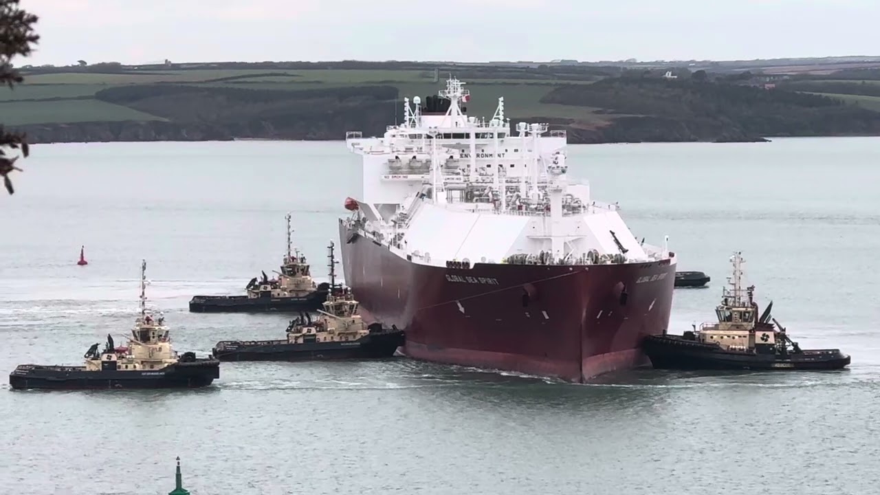 4K - the logistics of manoeuvering a giant ship #lng운반선 #ship #tugboat 