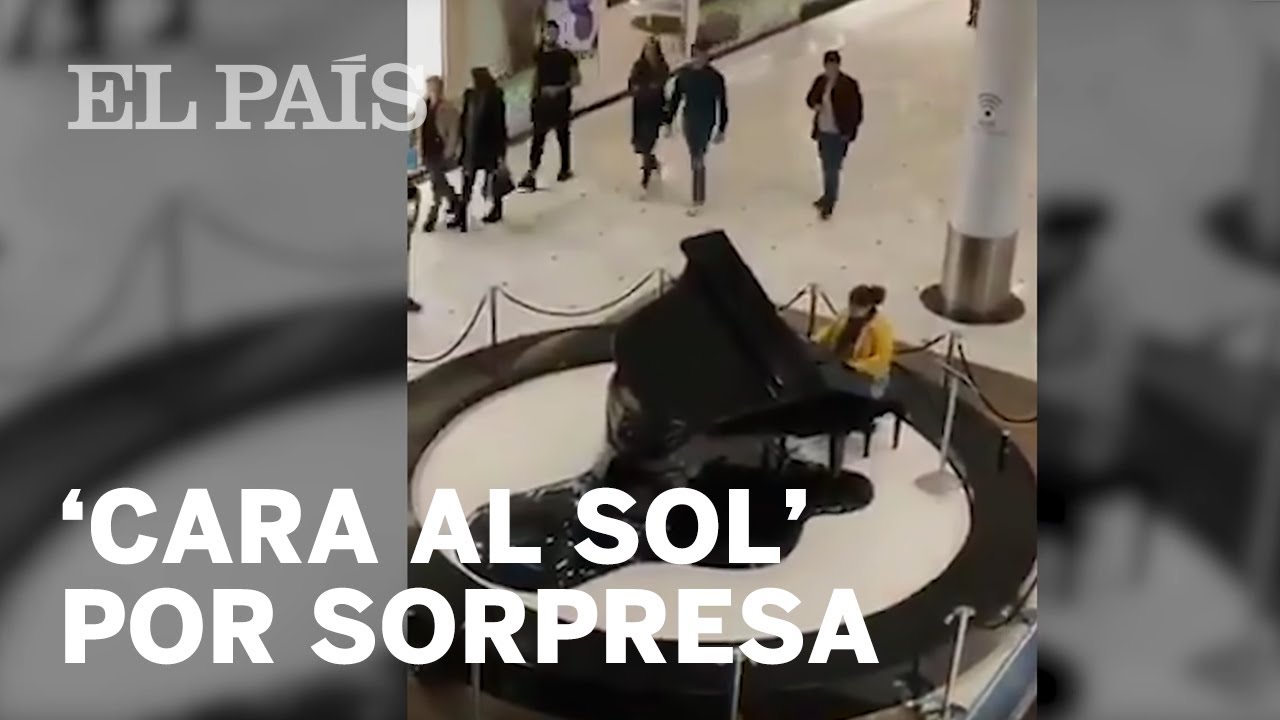 Una mujer toca el 'Cara al Sol' en un piano de un centro comercial de Valladolid