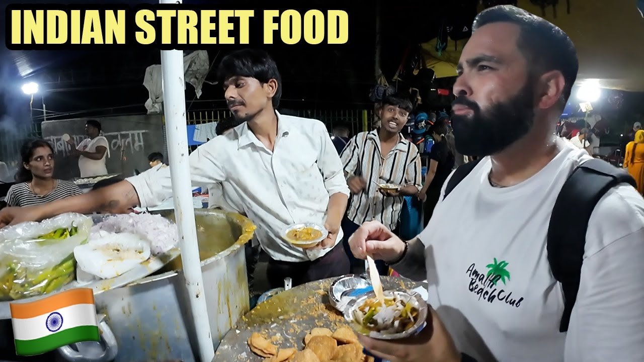 Trying Indian Street Food at Night Market in Delhi, India 🇮🇳