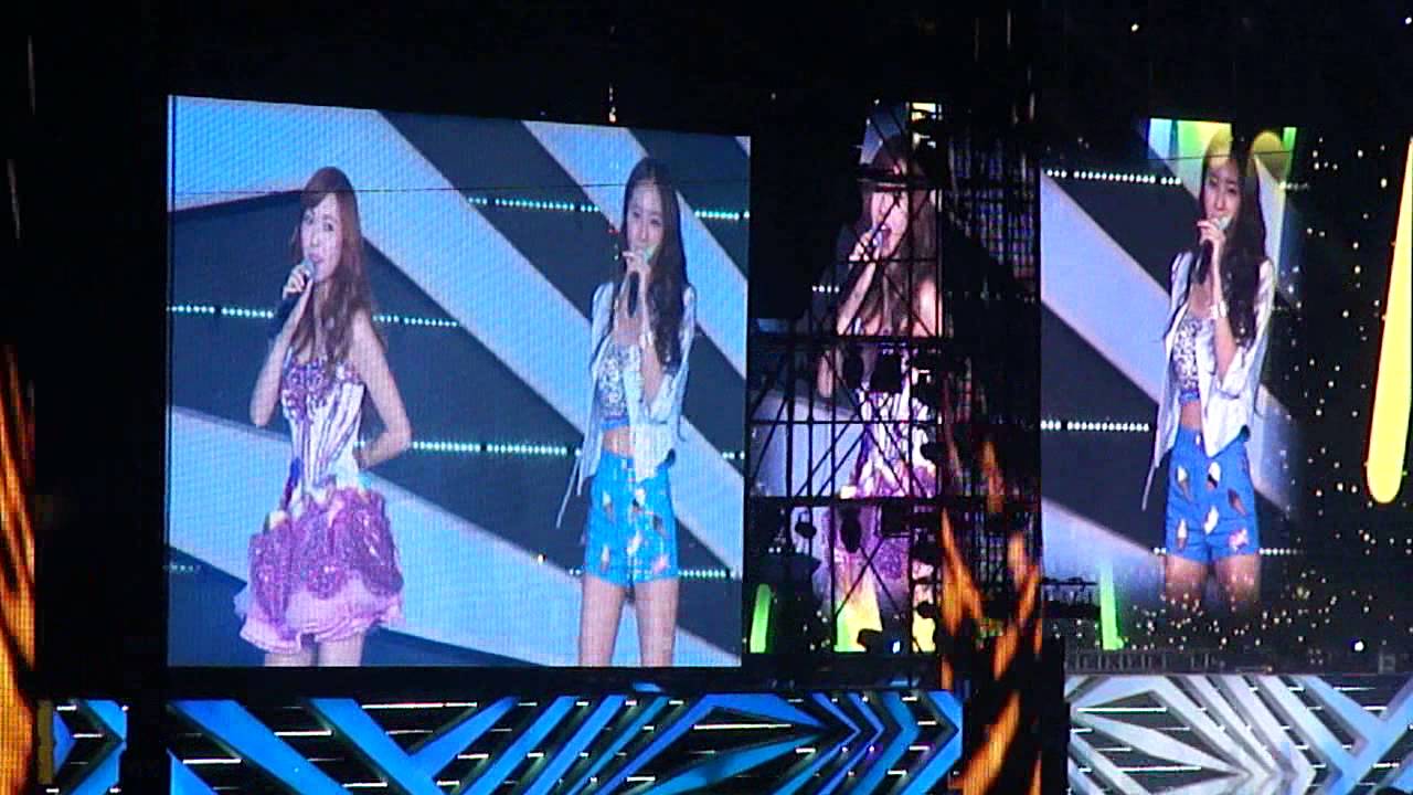 Jessica & Krystal- SM Town Live World Tour III Jakarta- Indonesia (2012)